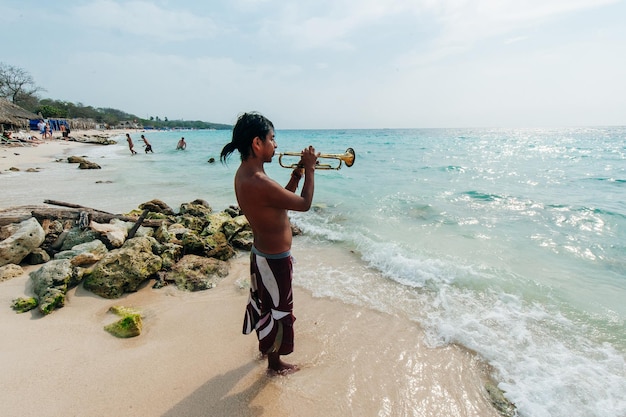 Kolumbia Cartagena Czerwiec 2019 Widok Na Rajską Plażę Playa Blanca Z Saksofonistą Na Wyspie Baru By Cartagena