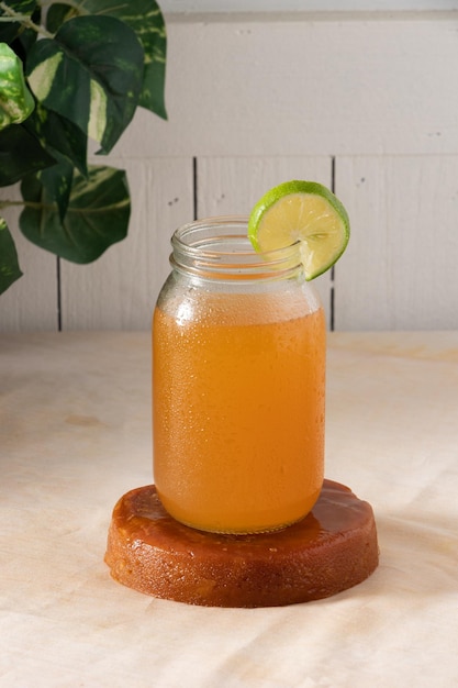 Zdjęcie kolumbijski sok z brązowego cukru z cytryną orzeźwiający dla tropikalnego klimatu