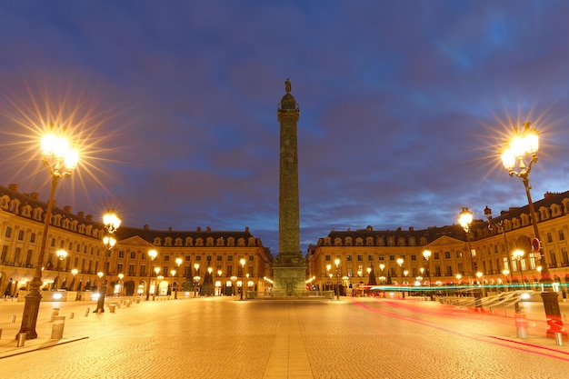 Kolumna Vendome z posągiem Napoleona Bonaparte na Place Vendome ozdobiona na Boże Narodzenie w deszczową noc Paryż Francja