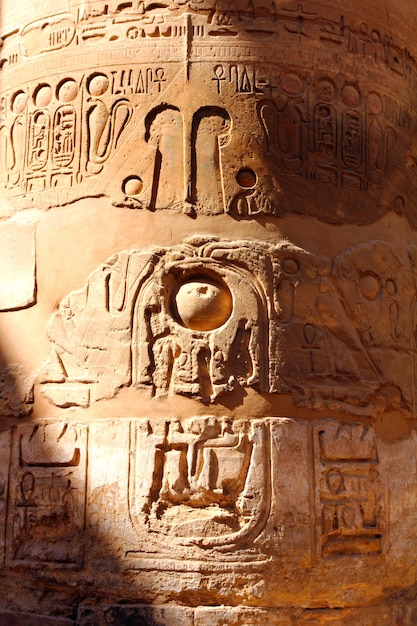 Kolumna z hieroglifami starożytnego egiptu