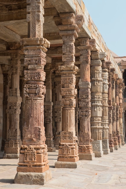 Kolumnada w Qutub Minar w Delhi