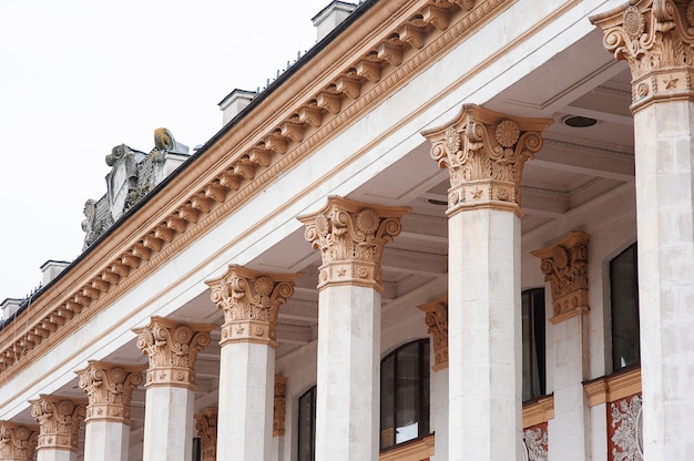 Kolumny architektoniczne na starej fasadzie budynku historycznego.