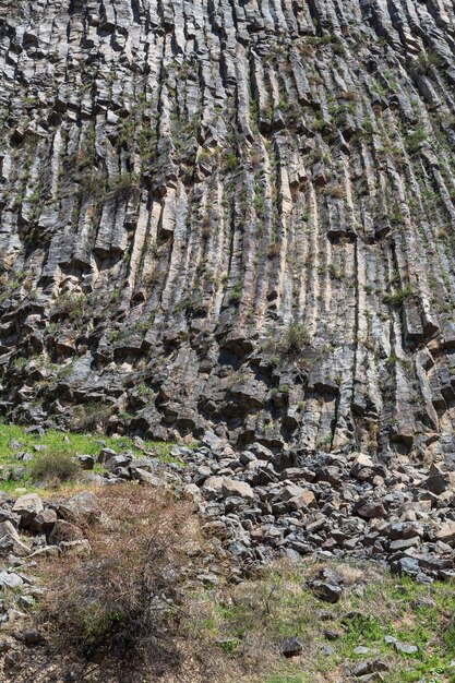 Kolumny bazaltowe Symphony of Stones w pobliżu brzegu rzeki Azat w pobliżu wsi Garni, Armenia