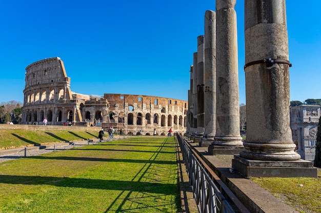 Kolumny po prawej stronie na pierwszym planie od ogrodów wzgórza Palatynów do Koloseum w Rzymie