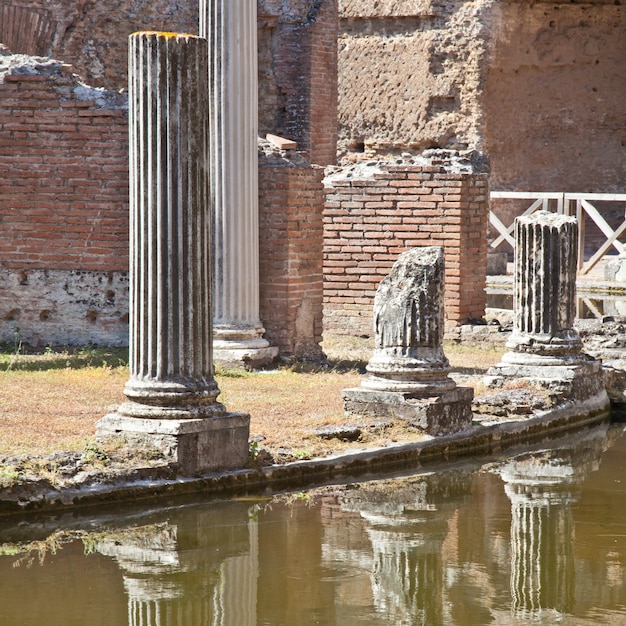 Kolumny rzymskie w Villa Adriana, Tivoli, Włochy