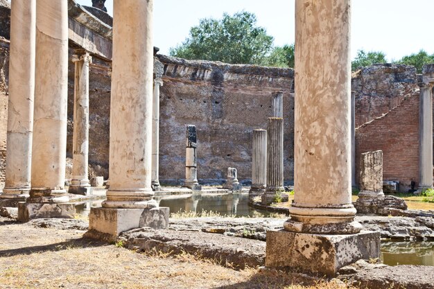 Kolumny rzymskie w Villa Adriana, Tivoli, Włochy