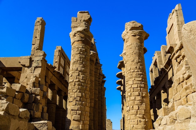 Kolumny w wielkiej sali hipostylowej świątyni w Karnaku