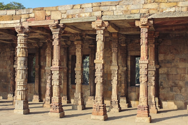 Kolumny z piaskowca w Qutub Minar, Delhi, Indie