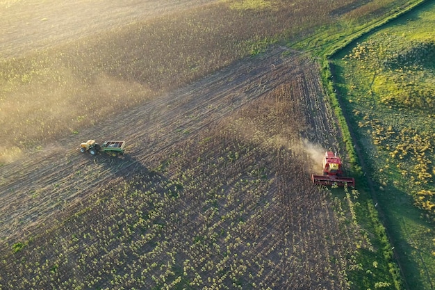 Kombajn zbożowy w Pampas Countryside widok z lotu ptaka Prowincja La Pampa Argentyna