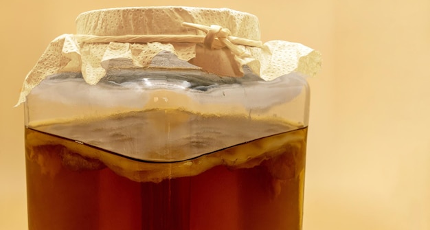 Zdjęcie kombucha z czarnej herbaty w szklance