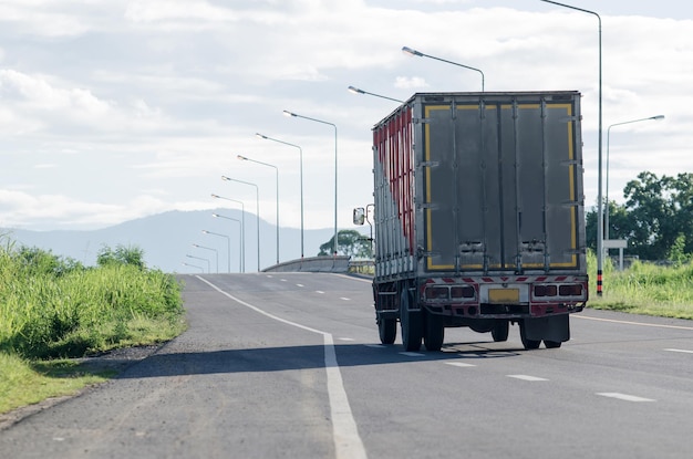 Komercyjna ciężarówka z przyczepą w ruchu na tajlandzkim transporcie ładunków na autostradzie