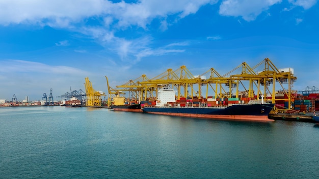 Komercyjny Port Wysyłkowy I Kontenerowiec W Imporcie, Eksporcie I Biznesie