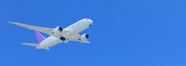 Komercyjny samolot na białym tle na przestrzeni kopii w tle błękitnego nieba