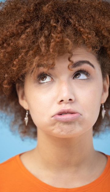 Komiksowe myślenie i smutna twarz kobiety na niebieskim tle zdenerwowana nieszczęśliwa i patrząca w studio Nastawienie emocjonalne zdrowie psychiczne i emoji wyraz twarzy dziewczyny zamyślona postawa i przygnębiona