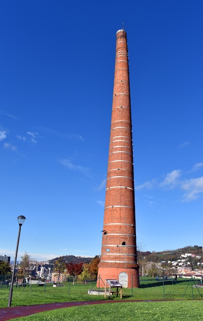 Komin starej fabryki Etxebarria w Etxebarria Park Bilbao Kraj Basków Hiszpania