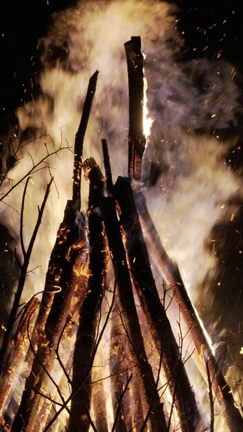 Zdjęcie kominek marzy o przytulnym uścisku przy ognisku pod gwiazdami