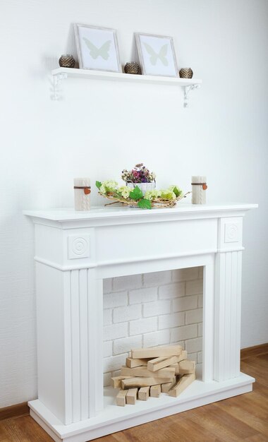 Zdjęcie kominek z pięknymi dekoracjami w wygodnym salonie