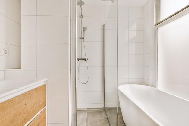 Kompaktowy prysznic z dwiema spadającymi wannami i dobrą jasnością