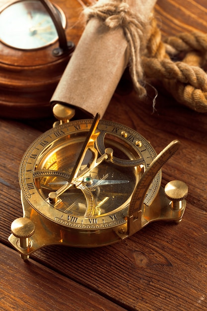 Zdjęcie kompas i lina na drewnianym stole. ścieśniać