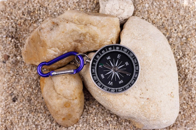 Kompas na kamiennym piasku w zbliżeniu tła