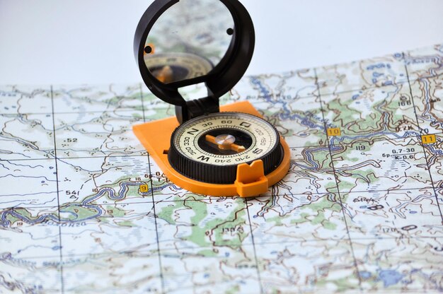 Zdjęcie kompas na mapie