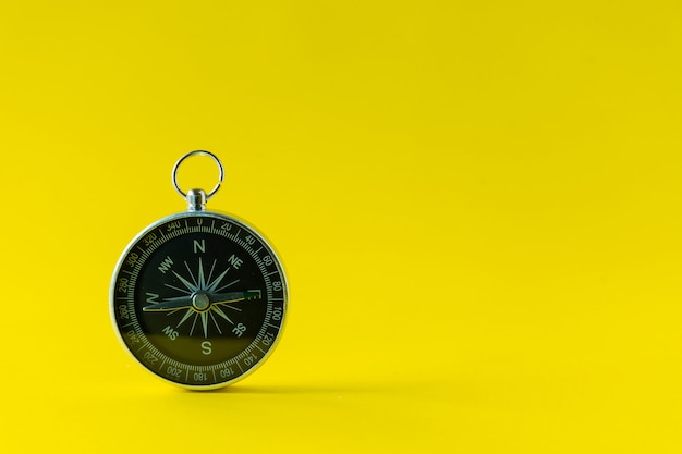 Kompas na żółtym tle koncepcja celu życia kompas wskazujący drogę