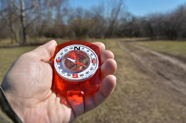 Zdjęcie kompas w dłoni na spacerze