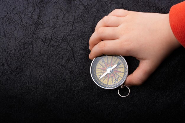 Kompas w ręku jako koncepcja podróżowania i znajdowania życia