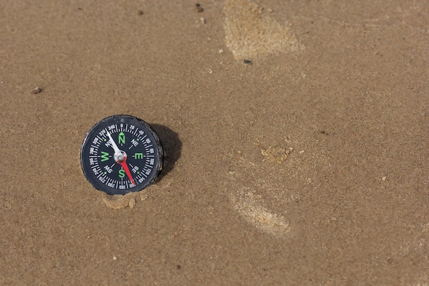 Kompas Wskazujący Południowy Zachód Leżący Na Piaszczystej Plaży