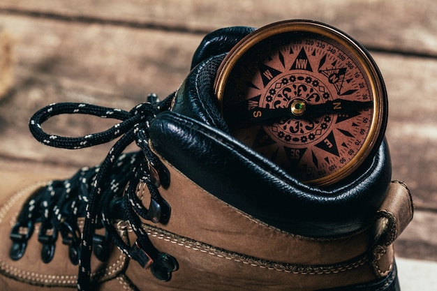 Kompas z butami turystycznymi