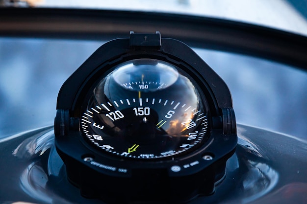 Zdjęcie kompas żyroskopowy na drogim jachcie zbliżenie sprzęt do nawigacji jachtowej