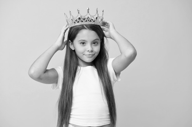 Kompleks narcystyczny Zabawa Poczucie własnej wartości Psychologia dziecięca Ponieważ jestem doskonały Międzynarodowy dzień dziecka Wyższa księżniczka Zabawna księżniczka Uczennica księżniczka Złota korona Koncepcja królowej