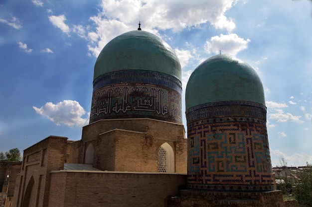 Zdjęcie kompleks pamięci shakhizinda w samarkandzie w uzbekistanie kopuły wież meczetu koncepcja turystyczna 2