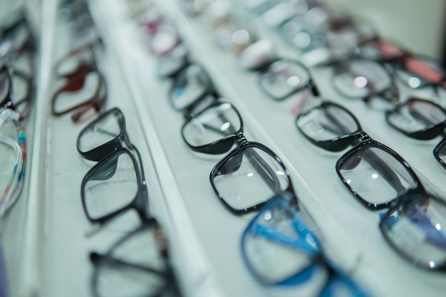 Zdjęcie komplet okularów zgrabnie ułożonych w oknie okularów w klinice okulistycznej
