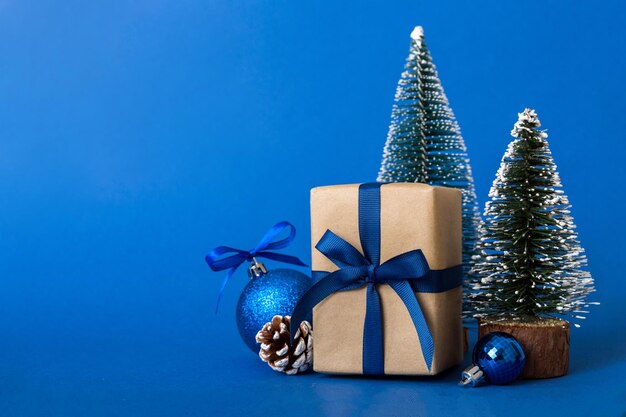 Kompozycja bożonarodzeniowa Prezenty małe gałęzie drzew i rzemiosła dekoracje DIY na białym tle Koncepcja noworoczna Dekoracja domu bożonarodzinny