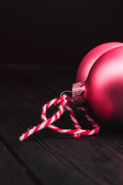 Kompozycja dekoracji świąteczno-noworocznej Widok z góry gałęzi furtree i ramek kulek na drewnianym tle z miejscem na tekst z bliska Świeży klasyk 2023 w kolorze niebieskim Koncepcja kolorystyczna roku