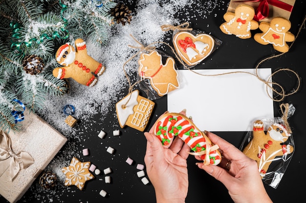 Kompozycja dekoracji świątecznych i noworocznych filiżanki kawy z piernikami marshmallows
