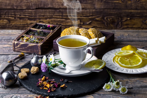 Kompozycja gorącej herbaty i aromatycznych przypraw