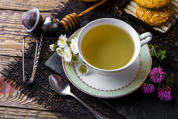 Kompozycja gorącej herbaty i aromatycznych przypraw