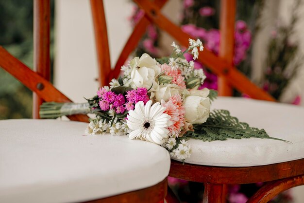Zdjęcie kompozycja kwiatowa na krześle do dekoracji ślubnych