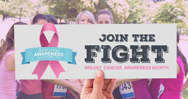 Zdjęcie kompozycja logo różowej wstążki i tekstu dotyczącego raka piersi, z różnorodną grupą uśmiechniętych kobiet