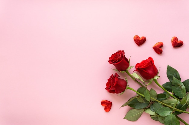 Kompozycja Na Walentynki. Bukiet Czerwonych Róż I Serc Na Różowym Tle, Lato