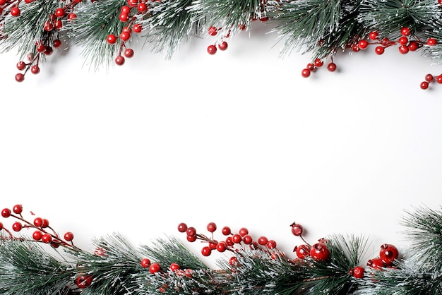 Kompozycja noworoczna widok z góry na białym tle Gałęzie jodły czerwone jagody Miejsce na tekst