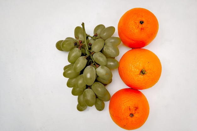 Zdjęcie kompozycja owoców tropikalnych z granatem jabłkowo-pomarańczowym mango winogronowym papai