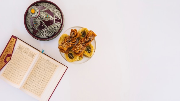 Zdjęcie kompozycja ramadan z koranem i arabskim jedzeniem