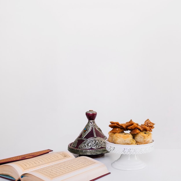 Kompozycja Ramadanu z Koranem i arabskim jedzeniem