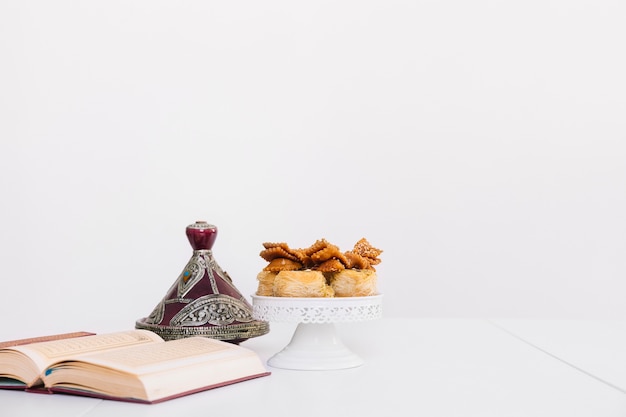 Kompozycja Ramadanu z Koranem i arabskim jedzeniem