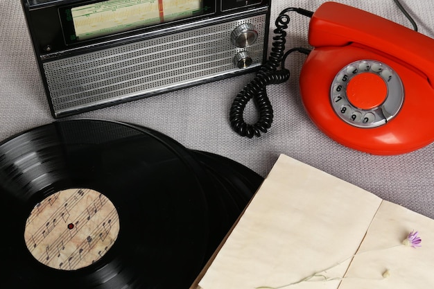 Kompozycja retro ze starym telefonem radiowym i książkami z bliska
