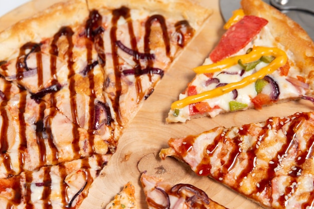 kompozycja różnych rodzajów włoskiej pizzy w plasterkach pizza pizza z bliska