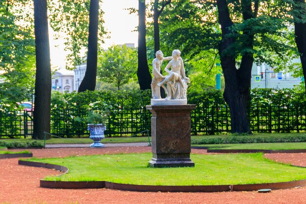 Kompozycja rzeźbiarska Satyr i Bachantka w starym parku miejskim Ogród letni w Sankt Petersburgu Rosja